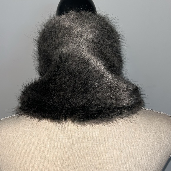 Laundry By Shelli Segal  NWT Nomad Fluffy Faux Fur Scarf Wrap - Picture 4 of 7